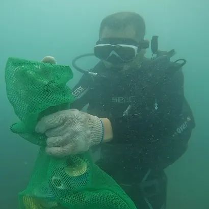 守護蔚藍 志愿者與專業(yè)力量聯(lián)手清理海洋“幽靈網”